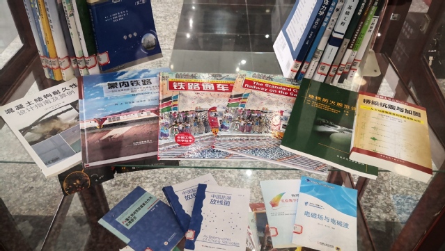 31 1984级工民建专业向上校友捐赠自己著作和翻译的六本书籍。