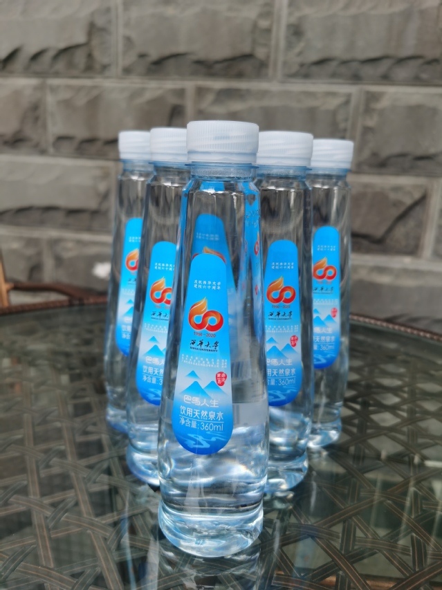 重庆千城物资有限责任公司董事长、广西巴马水晶泉饮料有限公司董事长、1989级工民建专业樊彦校友 捐赠40000瓶、300桶校庆60周年LOGO的“巴马人生”矿泉水