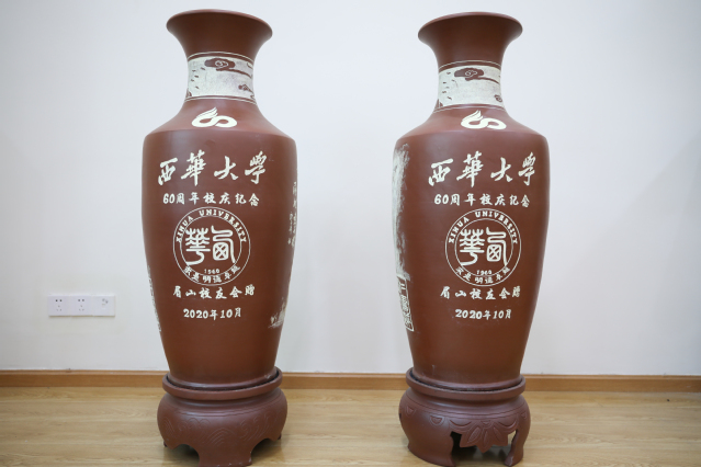 眉山校友会捐赠一对建校六十周年定制瓷瓶